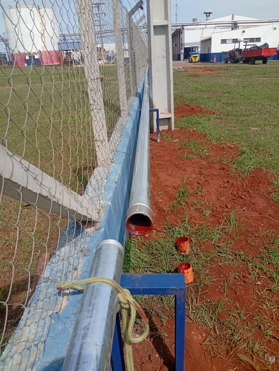 Tubulação metálica em suporte sobre mureta