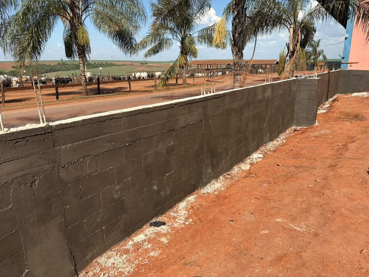 Muro de contenção em bloco com impermeabilização