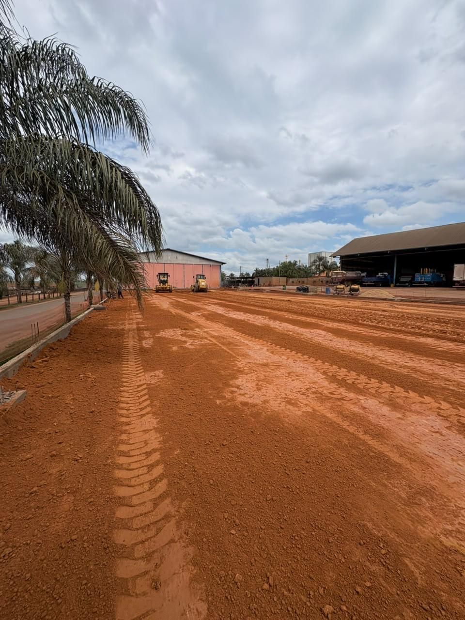 Terraplenagem e compactação de pátio industrial